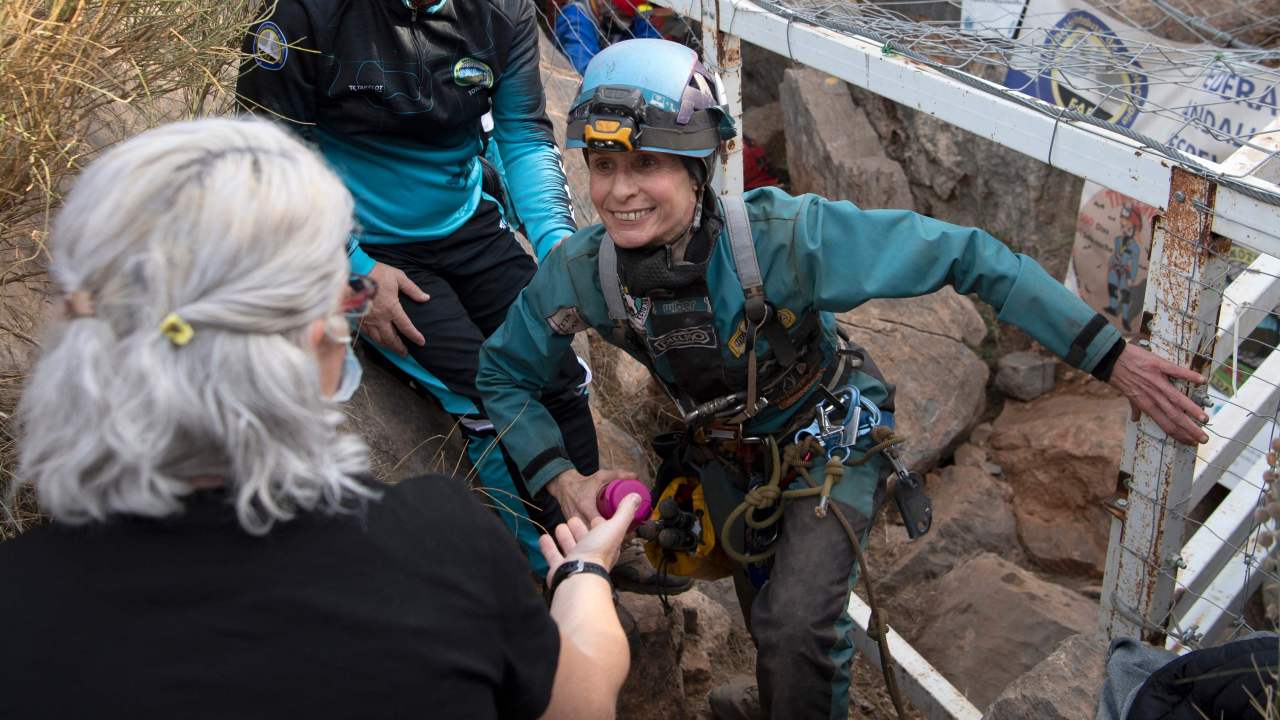 L’atleta estrema Beatriz Flamini fugge dalla grotta spagnola dopo aver vissuto lì per 500 giorni in un potenziale nuovo record mondiale