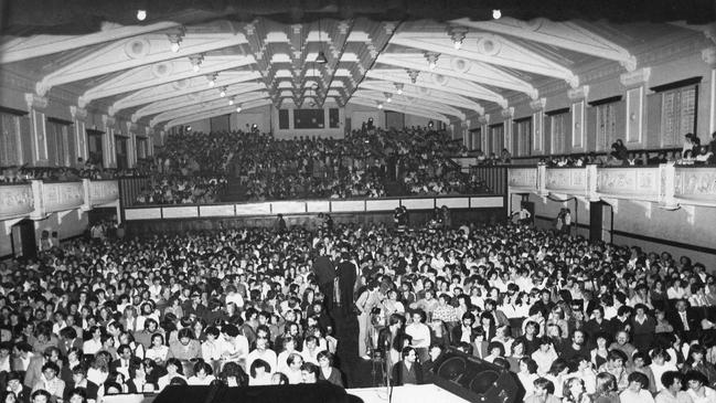 A crowd at Thebarton Town Hall. Date unknown.