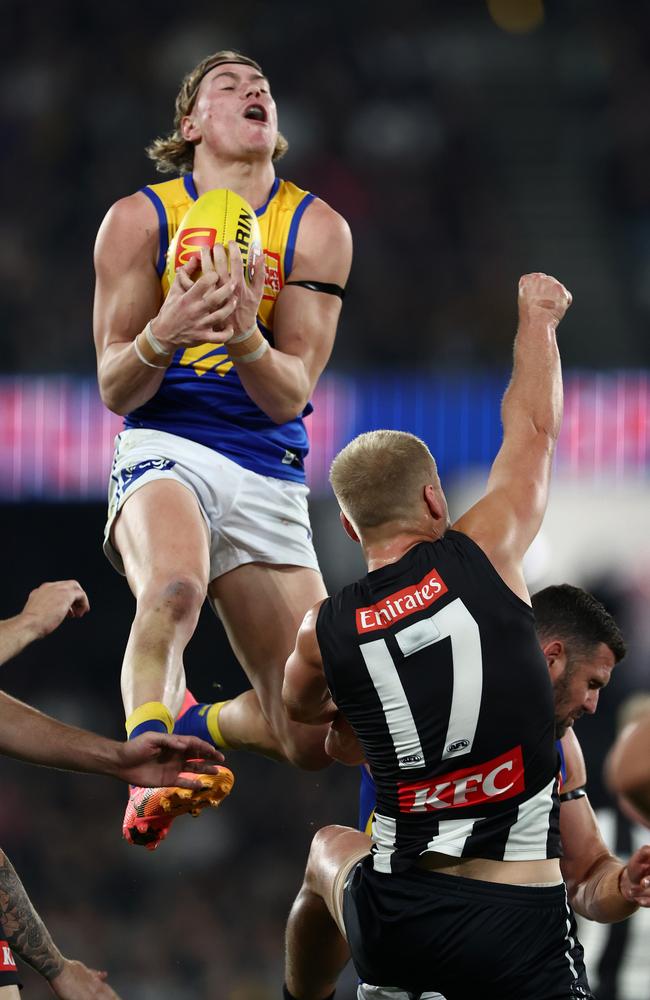 Harley Reid marks over Billy Frampton. Picture: Quinn Rooney/Getty Images