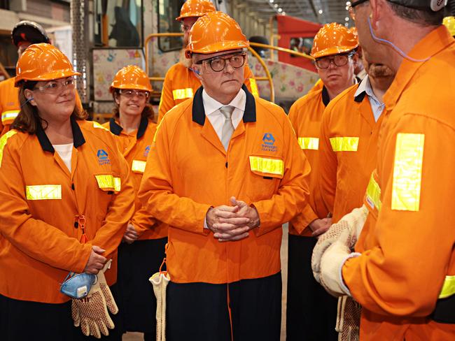 TOMAGO, AUSTRALIA, NewsWire Photos. JANUARY 20, 2024. Prime Minister Anthony Albanese speaking to workers at Tomago Aluminium. Picture: NewsWire/ Adam Yip