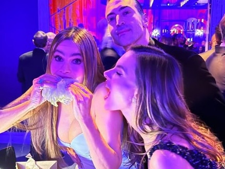 Sofia Vergara enjoys a burger at the 2025 Oscars after-party with Brazilian model Alessandra Ambrosio and Saudi Arabian film producer Mo Al Turki. Picture: Instagram