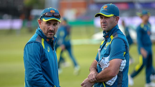 Head coach Justin Langer talks to former player Ricky Ponting (R). Picture: Getty