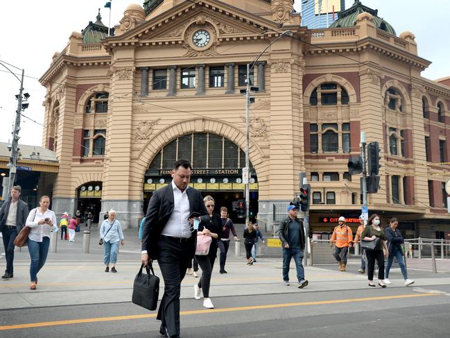 MELBOURNE, AUSTRALIA - NewsWire Photos JANUARY 18, 2021: Morning commuters outside Flinders Street Station on the first day where 50% of workers can safely return to the office. Picture: NCA NewsWire / Andrew Henshaw