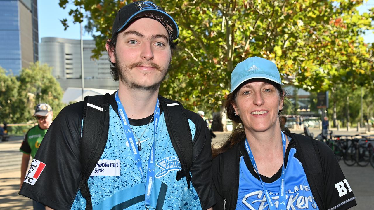 20/12/24. Gallery Big Bash - Adelaide Strikers v Melbourne Stars at Adelaide Oval. Picture: Keryn Stevens