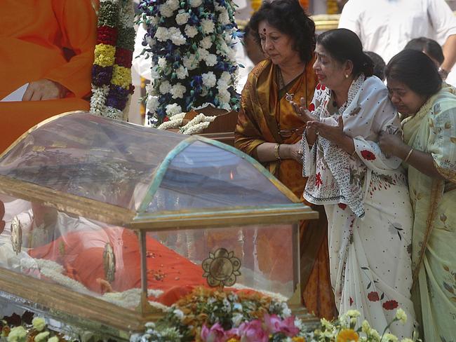 Devotees mourn near the body of Hindu holy man Sathya Sai Baba during a public viewing at the Prasanthi Nilayam Ashram in Puttaparti, India, 25/04/2011. Thousands of devotees are thronging to the southern Indian headquarters of the revered Hindu guru a day after his death.