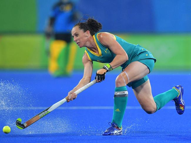 Britain's Alex Danson (R) watches as Australia's Madonna Blyth hits the ball during the women's field hockey Britain vs Australia match of the Rio 2016 Olympics Games at the Olympic Hockey Centre in Rio de Janeiro on August, 6 2016. / AFP PHOTO / Carl DE SOUZA