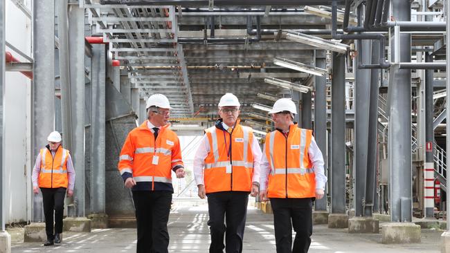 IXOM chief executive Dean Draper with then prime minister Malcolm Turnbull during a tour of the company’s plant in Laverton North, Melbourne in 2017. Photo: David Crosling/AAP