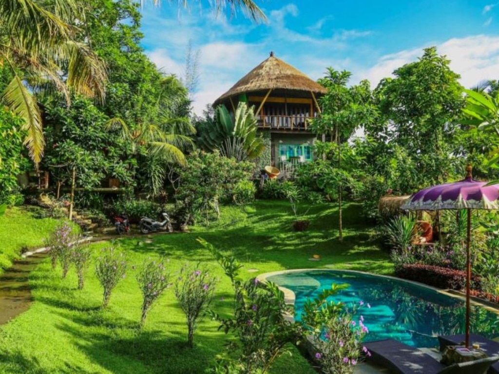 While surrounded by greenery, this treehouse is just a short stroll from the beach.