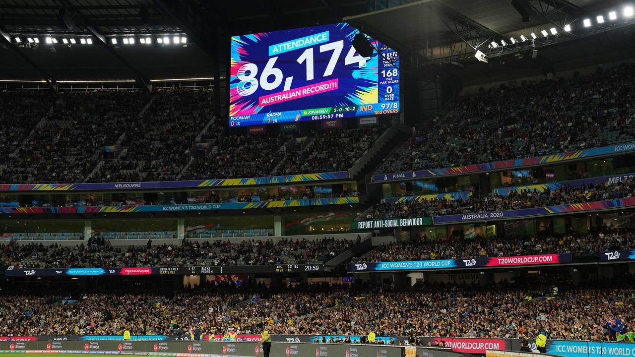 Penonton terlihat saat pertandingan final Piala Dunia T20 Putri antara Australia dan India di MCG di Melbourne, Minggu, 8 Maret 2020. AAP Image