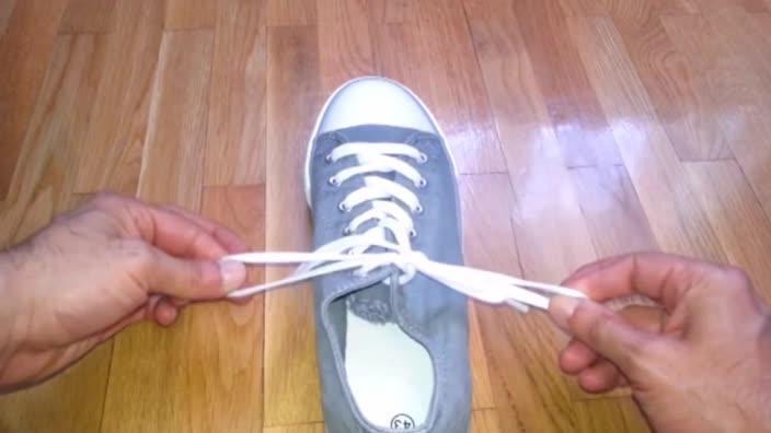 How to tie your shoelaces faster: Video of one-second method