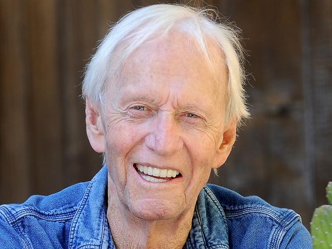 EXCLUSIVE. Coleman-Rayner Los Angeles, CA, USA. September 26, 2022 Crocodile Dundee star, Paul Hogan, poses for some relaxed portraits at his home in Venice Beach, California. CREDIT MUST READ: Jeff Rayner/Coleman-Rayner Tel US (001) 310-474-4343 - office www.coleman-rayner.com