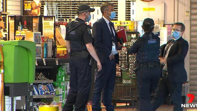 Police at the Castle Tavern drive through bottle-o. Picture: 7NEWS