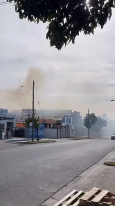 Thick smoke blankets Melbourne's north after blaze rips through three houses