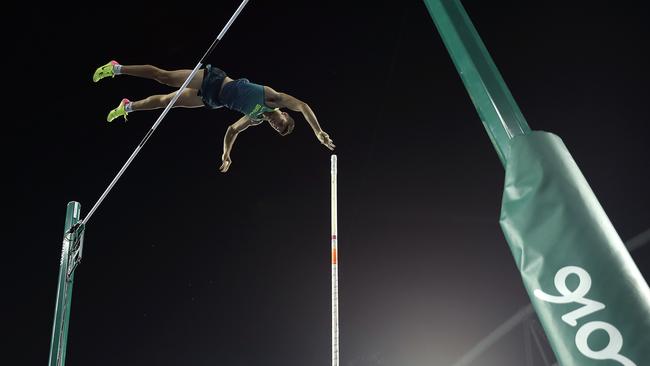 Brazil's Thiago Da Silva sets the new Olympic record to win the gold medal in the men's pole vault final.