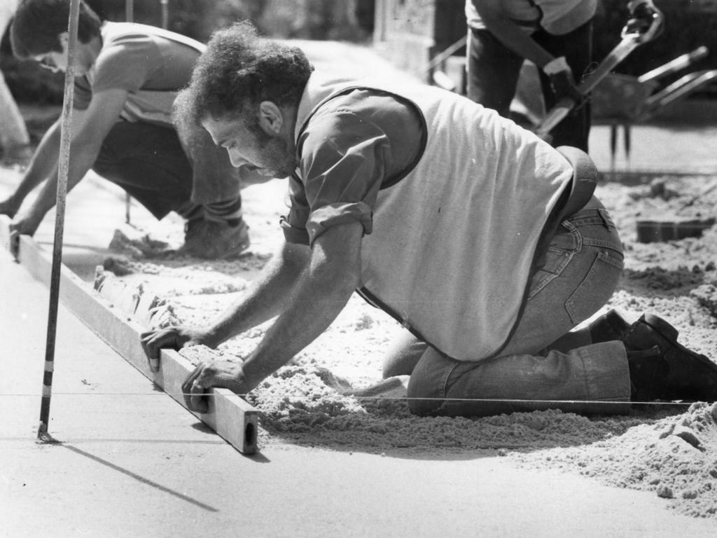 Tex Ferguson working on construction of King William Rd on October 30, 1985. Source: File