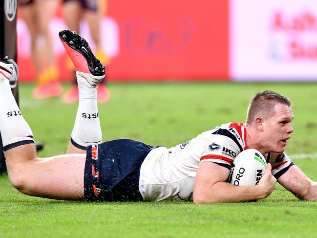 BRISBANE, AUSTRALIA - JUNE 04: Lindsay Collins of the Roosters scores a try during the round four NRL match between the Brisbane Broncos and the Sydney Roosters at Suncorp Stadium on June 04, 2020 in Brisbane, Australia. (Photo by Bradley Kanaris/Getty Images)