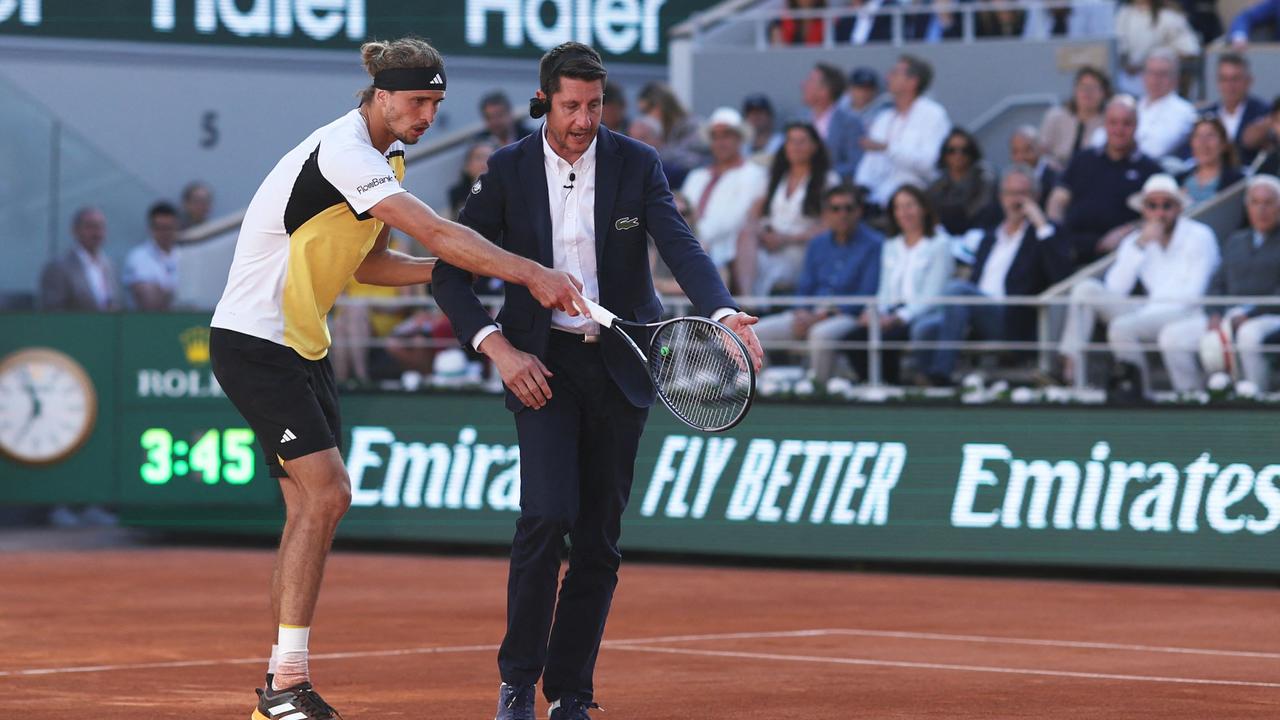 Zverev showing the umpire the mark where it landed out. (Photo by Alain JOCARD / AFP)