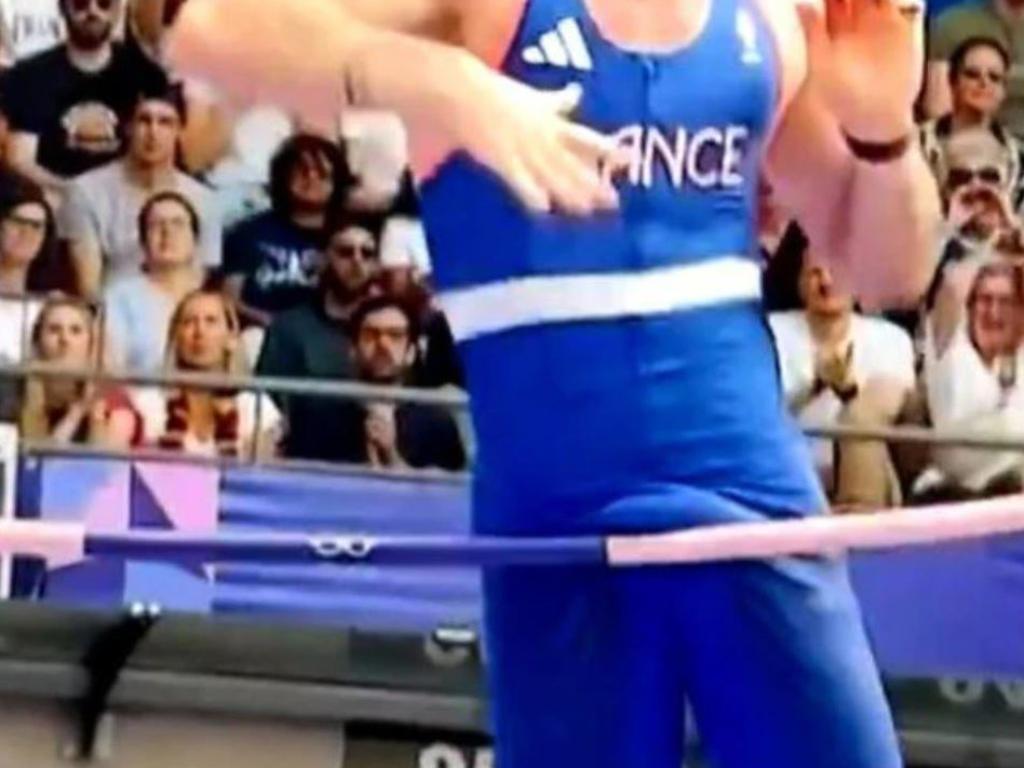 France’s Anthony Ammirati had his eyes set on clearing 5.70m but an unexpected package got in the way...