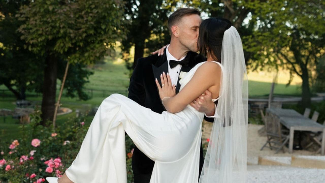 Mr & Mrs Smith: Veteran Crows star says ‘I do’