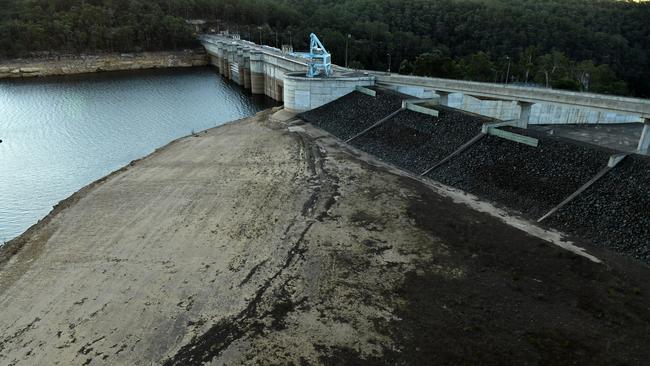 As the drought continues to impact NSW, water levels at Warragamba Dam have dropped to 54.3 per cent. (AAP Image/Dean Lewins)