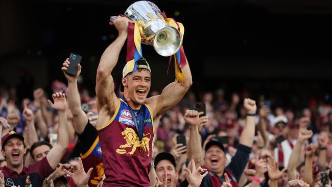 MELBOURNE , AUSTRALIA. September 28, 2024. AFL Grand Final between the Brisbane Lions and Sydney Swans at the MCG. Josh Dunkley of the Brisbane Lions holds up the Premiership Cup with the crowd of supporters. Picture: David Caird