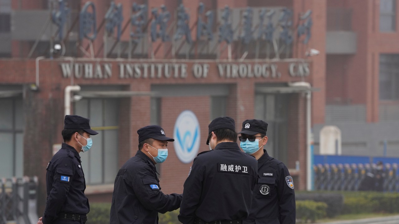 문서에 따르면 중국 연구자들은 중국 정부가 발병 사실을 공개하기 2주 전에 코로나19 바이러스의 서열을 지도화한 것으로 나타났습니다.