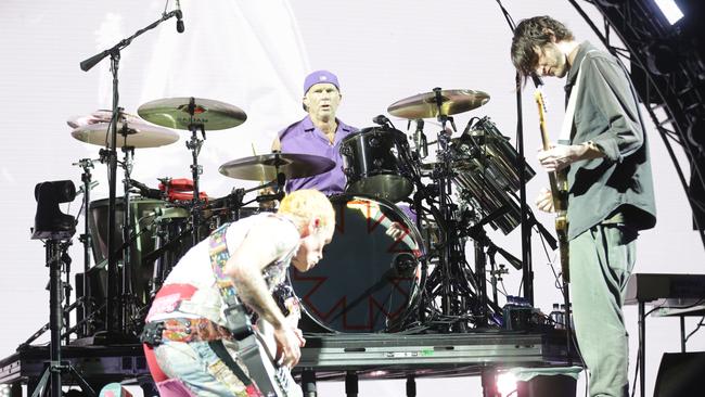 Josh Klinghoffer (right) playing on his last tour with the Chili Peppers in Sydney in 2019. Picture: NCA.