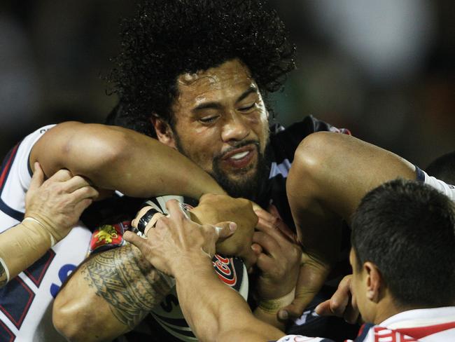 Ruben Wiki takes on the defence during New Zealand Warriors v Sydney Roosters NRL elimination final at Mt Smart Stadium in Auckland.