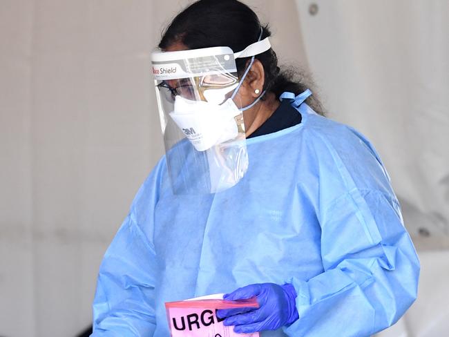 BRISBANE, AUSTRALIA - NewsWire Photos - SEPTEMBER 30, 2021.A health worker is seen at a drive through Covid-19 testing clinic at Murarrie in Brisbane. Picture: NCA NewsWire / Dan Peled