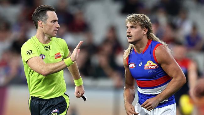 Umpire Jacob Mollison tells Bulldog Bailey Smith to come back 50 metres after Smith abused him.