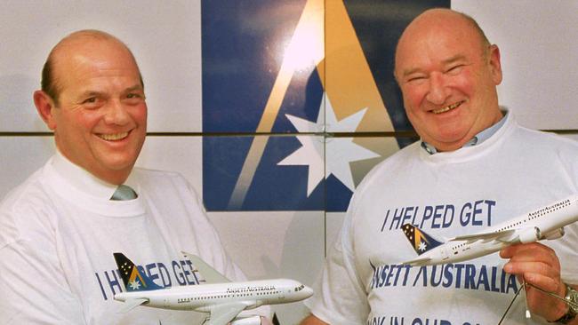 Transport trucking business executive Lindsay Fox (r) shaking hands with businessman Solomon Lew after deal over takeover of Ansett Airlines in 2001. Their bid to save the airline would ultimately fail.