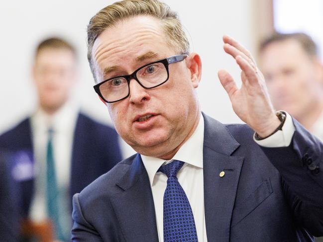 Qantas boss on course for crash landing