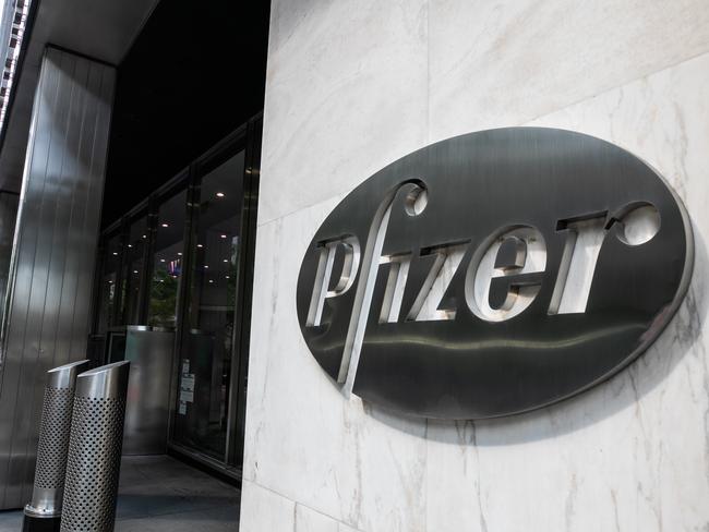 NEW YORK, NY - JULY 22: Pfizer Inc. signage is seen on July 22, 2020 in New York City. Pfizer and German biotechnology firm BioNTech have agreed to supply the U.S. government with 100 million doses of coronavirus vaccine under a $1.95 billion deal.   Jeenah Moon/Getty Images/AFP == FOR NEWSPAPERS, INTERNET, TELCOS & TELEVISION USE ONLY ==