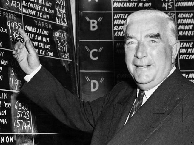 1958. The Prime Minister, Mr Menzies, beams at the Liberal Women’s Club on Saturday night after progressive counting indicated that the Liberal-Country Party coalition would win the Federal election.[Sun 24/11/1958]1958 Federal Election. Robert Menzies.