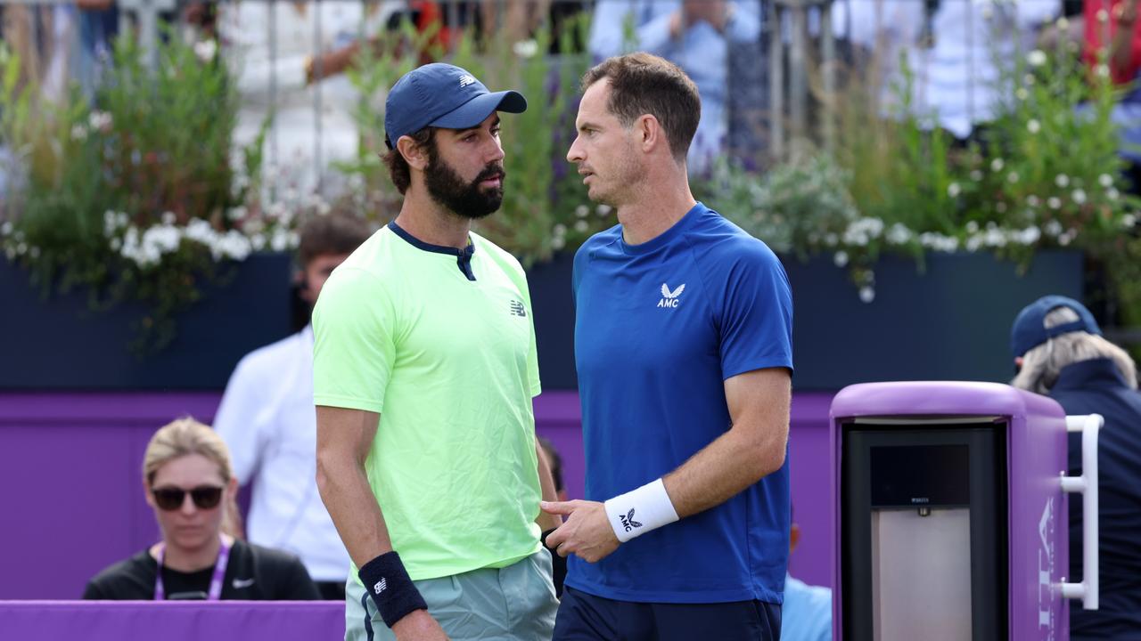 Jordan Thompson (L) of Australia acknowledges Andy Murray of Great Britain as Murray is forced to pull out of the match due to injury. (Photo by Clive Brunskill/Getty Images)