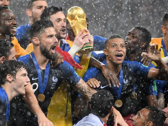 TOPSHOT - France's players lift the Fifa World Cup trophy after the Russia 2018 World Cup final football match between France and Croatia at the Luzhniki Stadium in Moscow on July 15, 2018. France won the World Cup for the second time in their history after beating Croatia 4-2 in the final in Moscow's Luzhniki Stadium on Sunday. / AFP PHOTO / Jewel SAMAD / RESTRICTED TO EDITORIAL USE - NO MOBILE PUSH ALERTS/DOWNLOADS