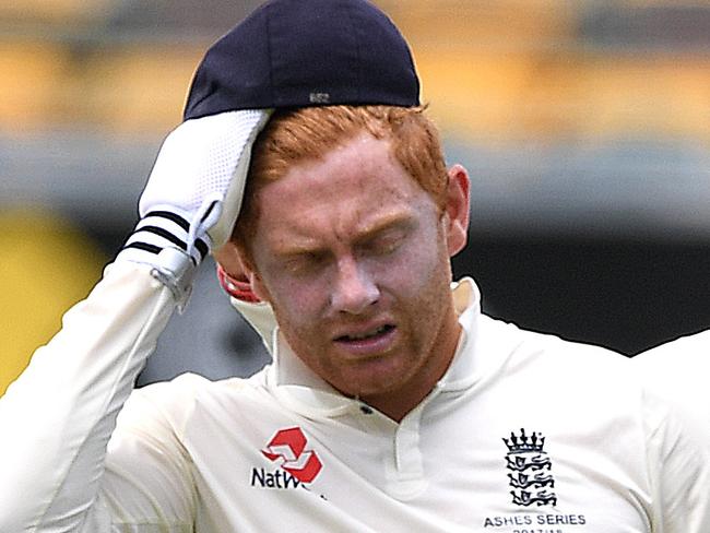 England wicket keeper Jonny Bairstow (centre) and captain Joe Root (right) on Day 5 of the First Test match between Australia and England at the Gabba in Brisbane, Monday, November 27, 2017. (AAP Image/Dave Hunt) NO ARCHIVING, EDITORIAL USE ONLY, IMAGES TO BE USED FOR NEWS REPORTING PURPOSES ONLY, NO COMMERCIAL USE WHATSOEVER, NO USE IN BOOKS WITHOUT PRIOR WRITTEN CONSENT FROM AAP