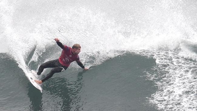 Mick Fanning on his way to winning his quarterfinal matchup.