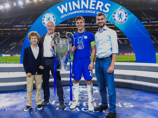 Deposed Chelsea FC owner Roman Abramovich and captain Cesar Azpilicueta (C) after winning the 2021 UEFA Champions League final. Picture: Alex Caparros – UEFA/UEFA via Getty Images