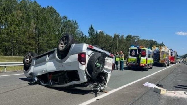 The Bruce Hwy was closed at Coochin Creek for more than an hour .