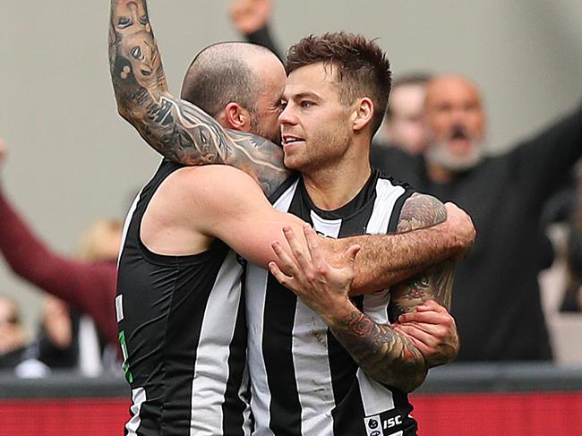 MELBOURNE, AUSTRALIA - AUGUST 04: Jamie Elliott of the Magpies (R) celebrates kicking a goal during the round 20 AFL match between the Collingwood Magpies and the Gold Coast Suns at Melbourne Cricket Ground on August 04, 2019 in Melbourne, Australia. (Photo by Graham Denholm/AFL Photos via Getty Images)