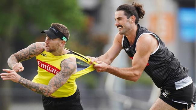 Brodie Grundy tackles Jeremy Howe.