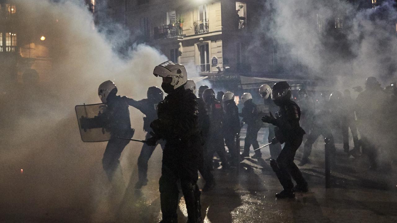 Paris transport strikes: Police fire tear gas at pension reform ...