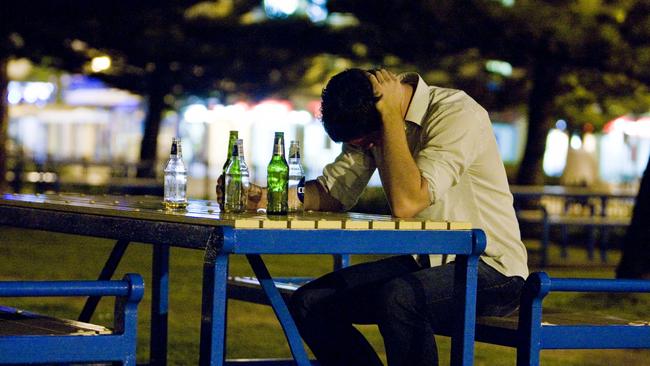 Giving teens alcohol may not help reduce risky drinking behaviour.