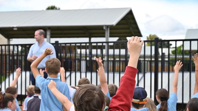 Narromine Public School students ask questions about the technology. Photo: SOURCE.