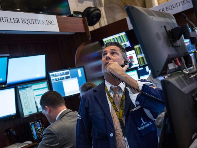 NEW YORK, NY - SEPTEMBER 28: A trader works on the floor of the New York Stock Exchange during the afternoon of September 28, 2015 in New York City. Stocks plunged nearly 300 points today, closing at just above 16,000. Andrew Burton/Getty Images/AFP == FOR NEWSPAPERS, INTERNET, TELCOS & TELEVISION USE ONLY ==