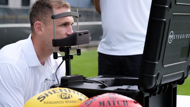 Joel Selwood tests out the Eyeguide brain test