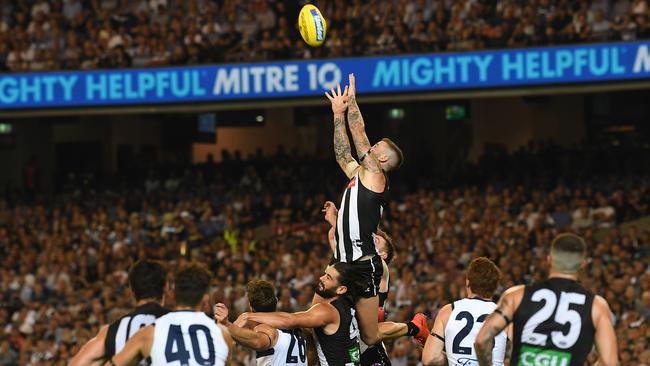 Jeremy Howe of the Magpies attempts to mark.