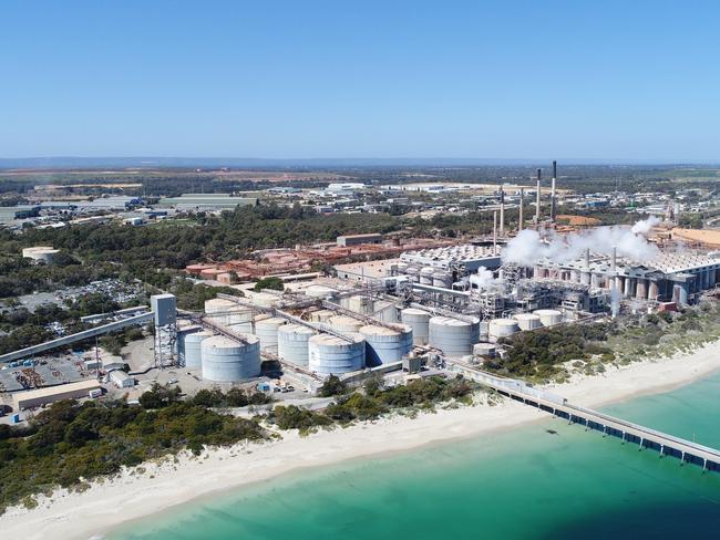 Alcoa confirms it will shut its ageing Kwinana refinery, with the loss of 700 jobs.