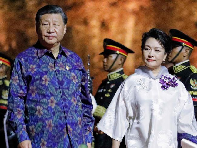 China's President Xi Jinping and his wife Peng Liyuan walk at the welcoming dinner during the G20 Summit in Badung on the Indonesian resort island of Bali on November 15, 2022. (Photo by WILLY KURNIAWAN / POOL / AFP)